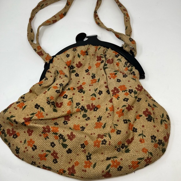 unbranded Handbags - Vintage 1970s Burlap Floral print shoulder Bag handbag with plastic hippie boho